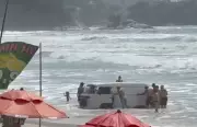Kombi invade o mar em Ubatuba e vira atração inusitada: veículo é resgatado por banhistas
