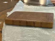 Livro raro furtado há 15 anos no Brasil é recuperado em Londres e volta a museu