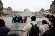 Louvre reabre após roubo milionário: joias históricas são furtadas em plena luz do dia