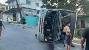 Micro-ônibus perde freio, capota e deixa feridos em ladeira de Manaus: veja detalhes do acidente