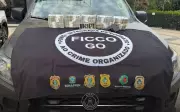 Mochila com R$ 1 milhão, arma e munições é encontrada em carro em Goiás: polícia investiga origem