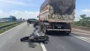 Motociclista sofre acidente grave ao tentar ultrapassagem perigosa entre carretas na Dutra