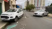 Motorista foge após colisão em série com carros estacionados no centro de Piracicaba