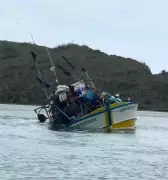 Naufrágio em Cabo Frio: Embarcação afunda após colisão, mas todos a bordo se salvam