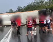 Ônibus com Torcedores do Flamengo Tombou na Via Dutra: Acidente Grave em Barra Mansa Deixa Feridos