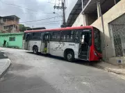 Ônibus invade residência em Juiz de Fora: veja detalhes do acidente que deixou passageiros feridos