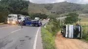 Ônibus Tomba na BR-356 em Itaperuna: Acidente Fecha Rodovia e Deixa Feridos