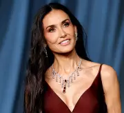 O Segredo Revelado: Como Demi Moore Conquistou o Cabelo dos Sonhos aos 61 Anos