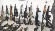 Operação no Alemão e Penha apreende 75 fuzis e bate recorde histórico de armas no RJ