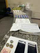 Operação policial apreende drogas e prende homem com dois adolescentes em Barra Mansa