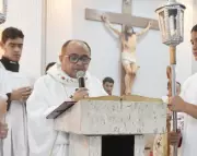 Padre transforma missa em protesto contra TV Globo em ato chocante