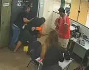 Pai invade escola e agride professor com nove socos após repreensão sobre uso de celular