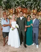Pai rouba cena em casamento com look descontraído: 'O importante era curtir com minha filha'