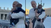 Papa Leão XIV abraça bebê brasileiro no Vaticano em cena que comove família: 'Momento mágico'