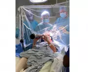 Parkinson: Paciente recupera movimento dos dedos e volta a tocar durante cirurgia revolucionária