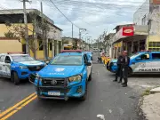 PM remove quebra-molas irregulares instalados para impedir viaturas no Reserva do Péro, Cabo Frio