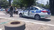 Pneu de Caminhão Arremessado Atinge Viatura Policial no Recife; Veja o Vídeo Impressionante
