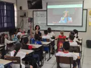 Professora Transforma Sala de Aula com Jornais e Sites: Alunos do 4º Ano Desenvolvem Pensamento Crítico no Interior de SP