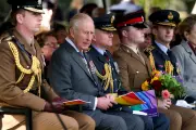 Rei Charles inaugura memorial histórico para militares LGBTQIA+ no Reino Unido