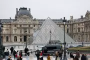 Roubo no Louvre: Coroa de Diamantes de R$ 30 Milhões é Recuperada em Paris Após Crime Ousado