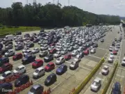 Sol, calor e trânsito intenso: estradas para o litoral de SP enfrentam congestionamento neste sábado