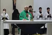 Substituto celebra primeira missa após polêmica com padre acusado de envolvimento com fiel
