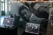 Tesouro Revelado: Fotos Inéditas de Pelé na Copa de 62 São Doadas a Museu em Santos