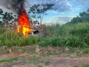 Tragédia em RO: Colisão entre carro e moto termina em incêndio e deixa vítimas fatais