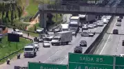 Tragédia na Anhanguera: Colisão entre motos, caminhão e carro mata uma pessoa e causa congestionamento histórico