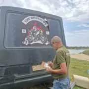 Trailer é notificado por estacionar irregularmente em área de preservação ambiental na Praia Rasa, Cabo Frio