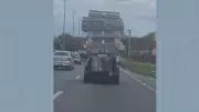 Transporte Arriscado: Motorista Chama Atenção ao Levar Pilha de Colchões no Teto do Carro na Avenida Brasil