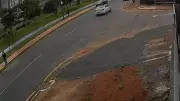 VÍDEO CHOCANTE: Mulher escapa por centímetros de atropelamento fatal no Paraná; câmera registra momento de tirar o fôlego