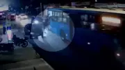 VÍDEO CHOCANTE: Passageiros caem pela janela de ônibus em movimento em Goiás