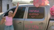 Vídeo emocionante: Mulher celebra cura do câncer de mama com buzinaço e viraliza nas redes