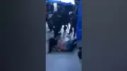 Vendedora Ambulante é Agredida por Policiais em Ação Chocante: Vídeo Revela Abuso de Autoridade