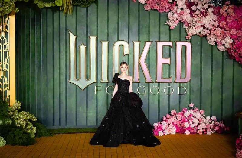 2 motivos da obsessão da moda pelo vestido preto de 1952 de Ariana Grande