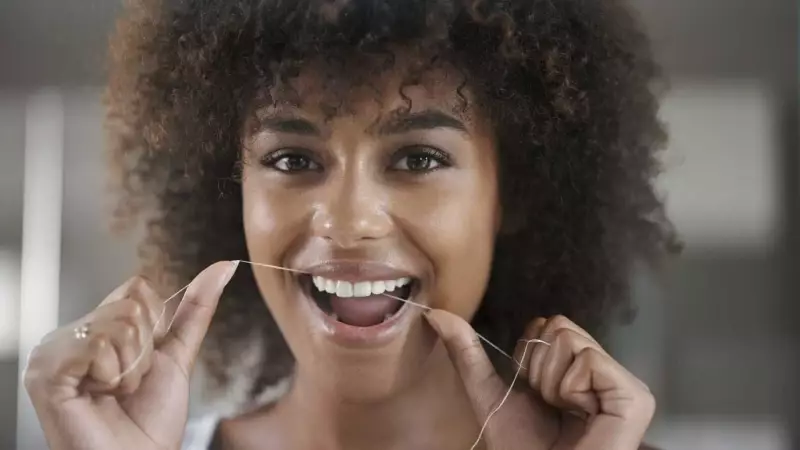 94,8% dos adultos têm cáries: erros comuns no uso do fio dental
