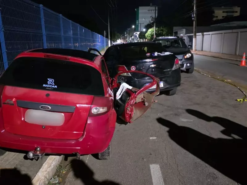 Acidente com 3 carros deixa mulher presa às ferragens em Rio Branco