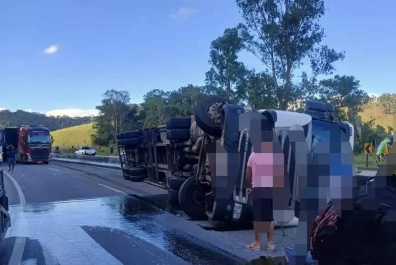 Acidente com caminhão tomba e interdita BR-040 em Barbacena