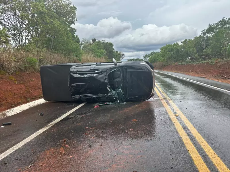 Acidente com caminhonete na BR-365 deixa dois feridos em MG