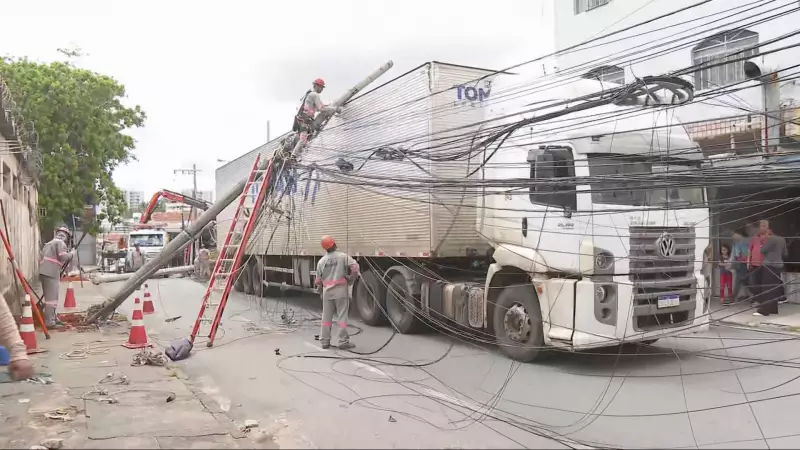 Acidente com carreta derruba postes e causa blecaute em Contagem
