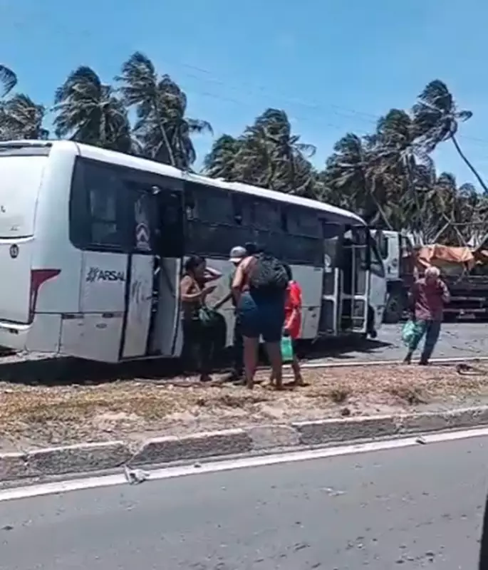 Acidente com micro-ônibus deixa 20 feridos no Pontal da Barra, Maceió
