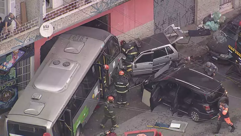 Acidente com micro-ônibus fere 4 na Brasilândia e atinge comércio