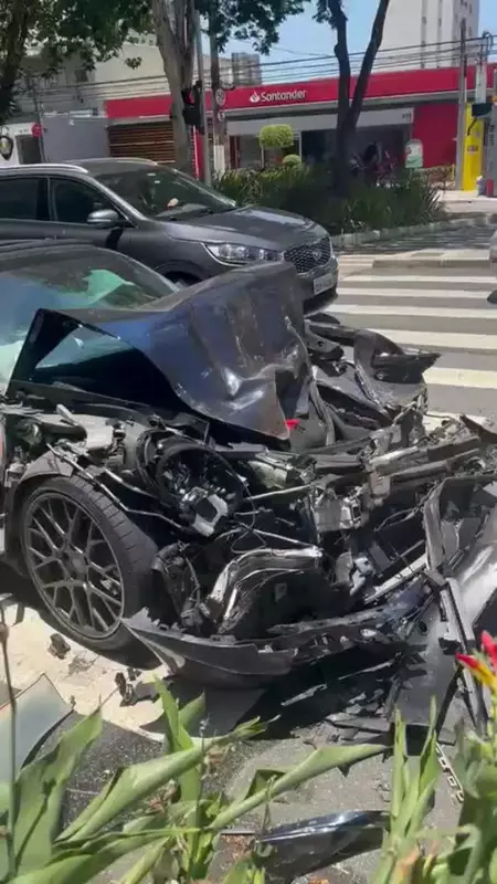 Acidente com Porsche deixa ferido em engavetamento no Itaim Bibi