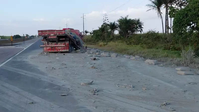 Acidente entre 2 caminhões de cimento interdita BR-230 na PB