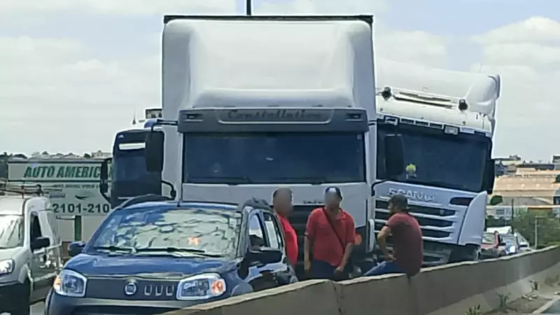 Acidente entre caminhões interdita BR-050 em Uberlândia