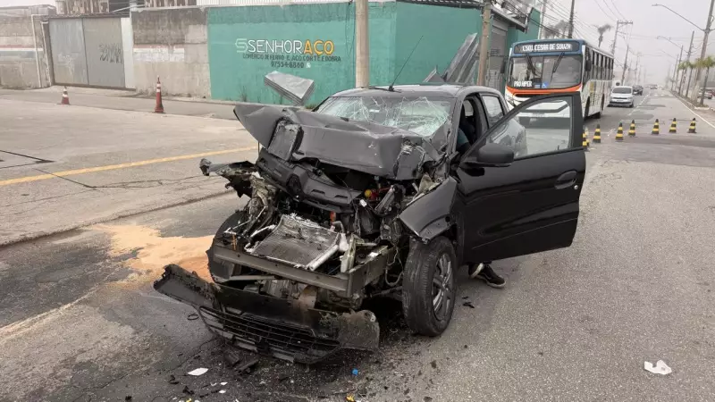Acidente entre carro e caminhão interdita faixa em Mogi das Cruzes