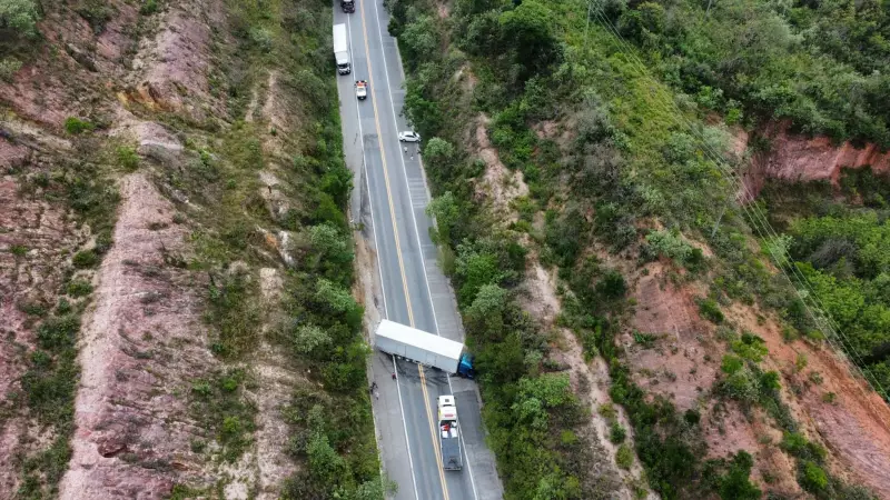 Acidente entre carro e carreta interdita SP-354 em Campo Limpo Paulista