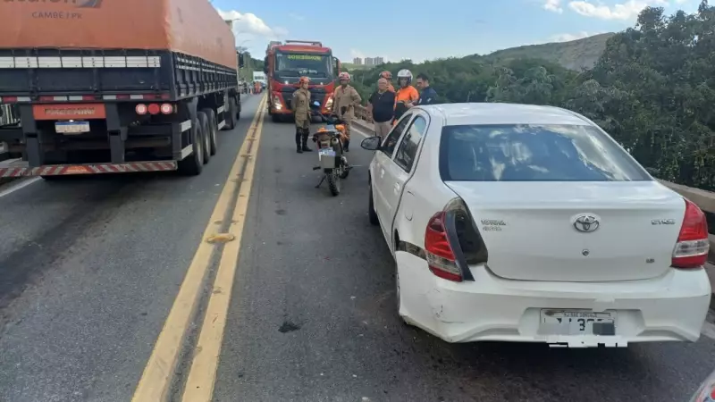 Acidente entre carro e moto fere mulher na BR-393 em Volta Redonda