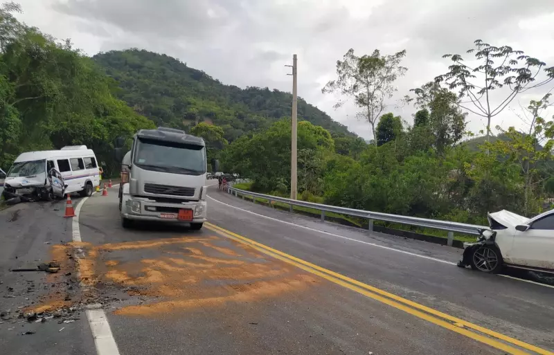 Acidente entre carro e van deixa 17 feridos na BR-101 em Paraty
